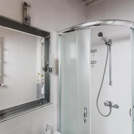 Stajnia Sarnowek Nad Jeziorem Rozany 4*