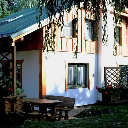 住宿加早餐酒店 Stajnia Sarnowek Nad Jeziorem Rozany