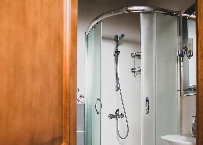 Stajnia Sarnowek Nad Jeziorem Rozany 住宿加早餐酒店 4*