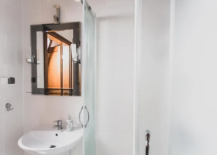 Stajnia Sarnowek Nad Jeziorem Rozany 住宿加早餐酒店