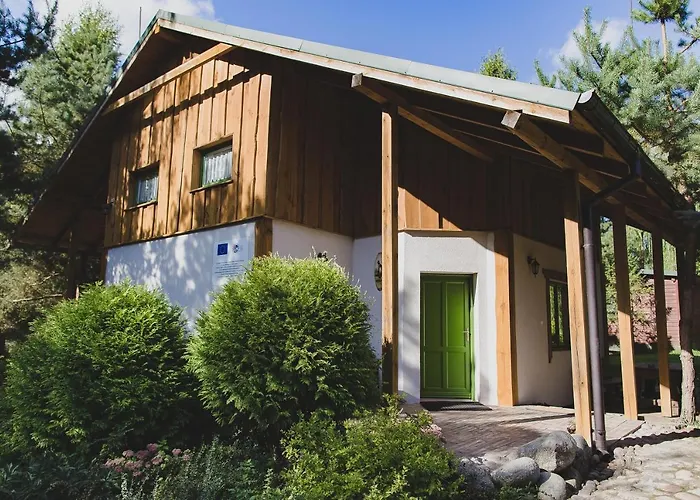 住宿加早餐酒店 Stajnia Sarnowek Nad Jeziorem Rozany 4*