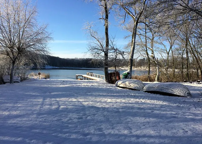 Stajnia Sarnowek Nad Jeziorem Rozany 住宿加早餐酒店 4*