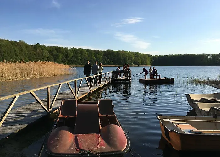 住宿加早餐酒店 Stajnia Sarnowek Nad Jeziorem Rozany 4*