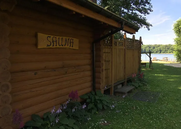 Stajnia Sarnowek Nad Jeziorem Rozany 住宿加早餐酒店 4*