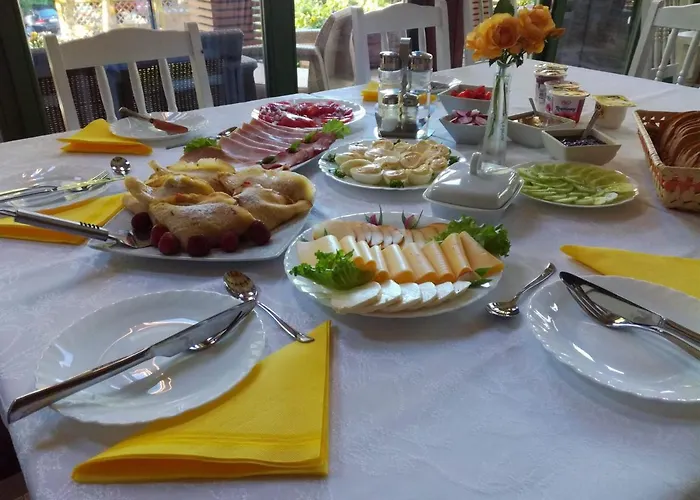 Stajnia Sarnowek Nad Jeziorem Rozany 住宿加早餐酒店 4*